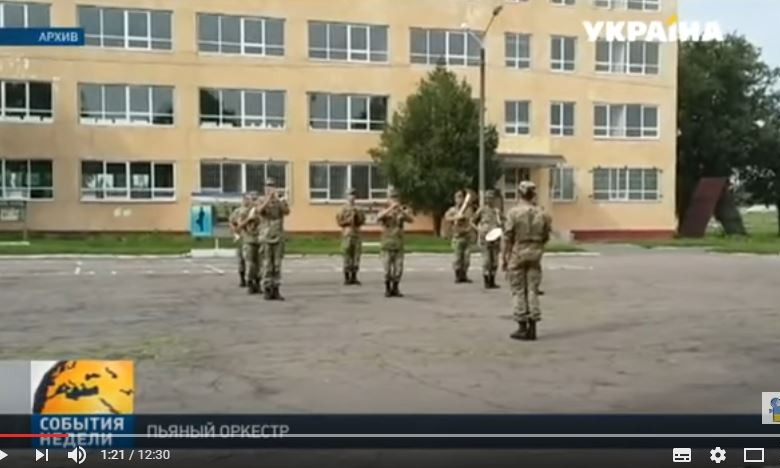 Дирижер "пьяного" оркестра обвиняется в избиении подчиненных