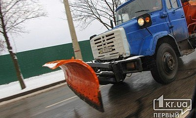 В Кривом Роге более 2 тысяч человек убирали снег