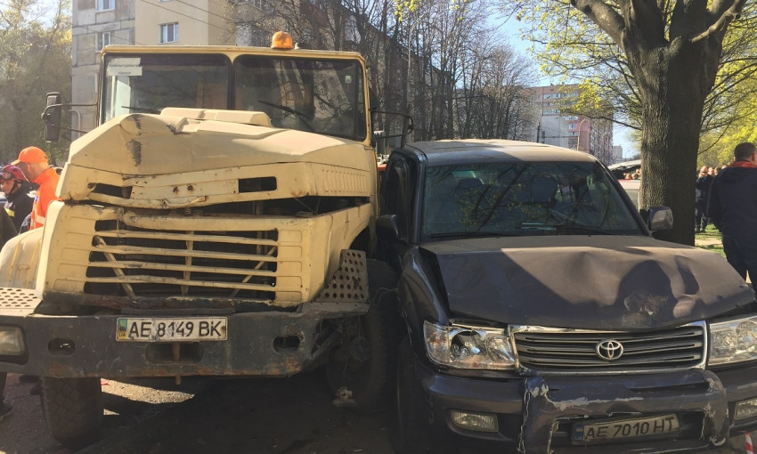 В Днепре КрАЗ на полном ходу протаранил более десяти автомобилей