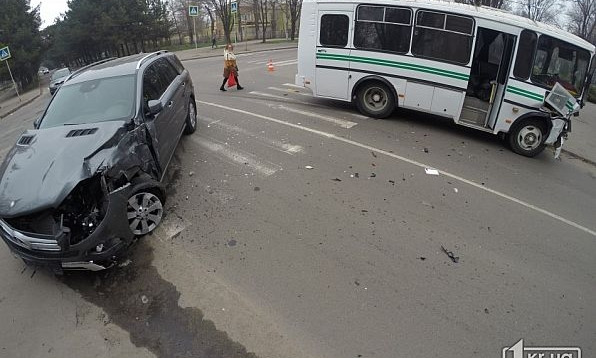 ДТП в Кривом Роге: "Mercedes" врезался в пассажирский автобус