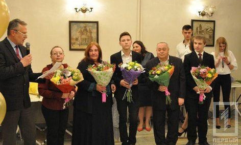 Криворожскую учительницу наградили за подготовку призера Всеукраинской олимпиады