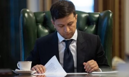 Президент Владимир Зеленский подписал свой первый Указ