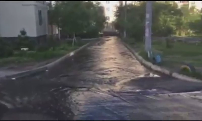 На улицах - реки, а в кранах - ни капли: в Покровском районе регулярно прорывает трубы с питьевой водой