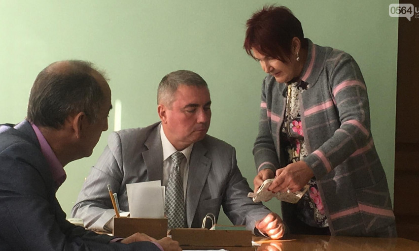 Криворожане показали чиновникам все "прелести" жизни рядом с мусорным полигоном