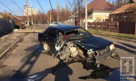 В Кривом Роге ВАЗ снес электроопору