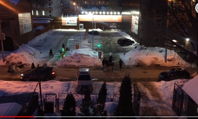 Голодні росіяни серед ночі вичікують вивезення «прострочки» з супермаркету: відео