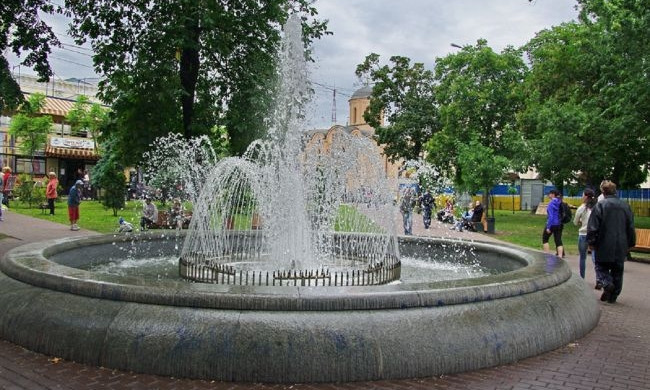 Фонтан в центре Киева превралился в "пенную вечеринку" (ФОТО)