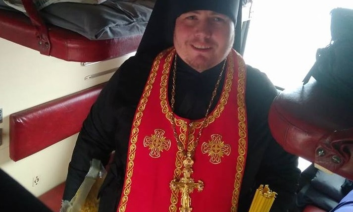 «50 грн і ми за вас помолимося»: как батюшка МПЦ в поезде свечки продавал