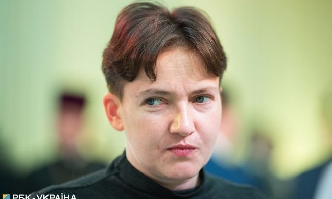 Савченко отличилась своим неординарным поведением: в красном платье искупалась в океане (ВИДЕО)