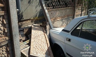 В Кривом Роге авто протаранило забор