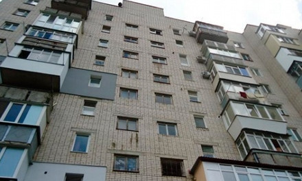 Мужчина, который в Северодонецке выбросил жену с 4 этажа, продолжает работат сержантом полиции (ВИДЕО)