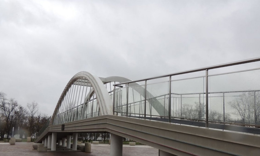 В Крыму треснула копия Крымского моста (ФОТО)