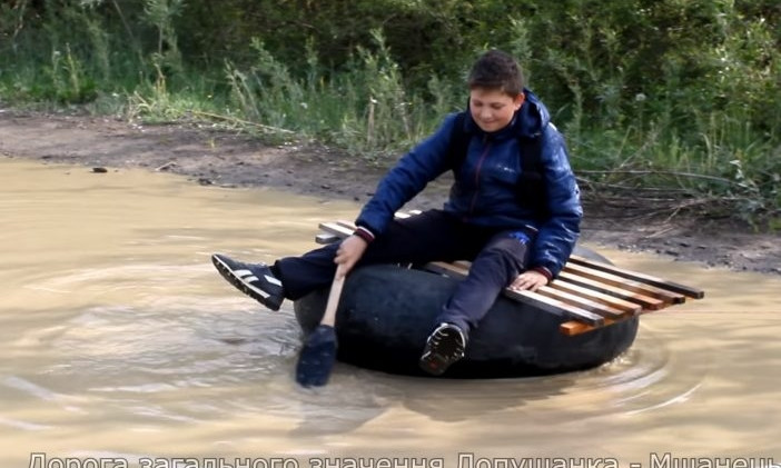 "Давай весло" учні на Львівщині зняли ролик про жахливу сільську дорогу(відео)