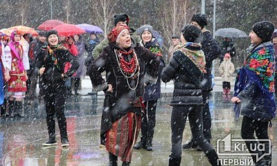 Масленица в разгаре: жители Металлургического района попрощались с зимой