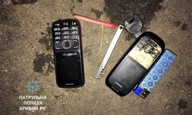 Полицейские задержали парней с наркотиками и краденым мобильником