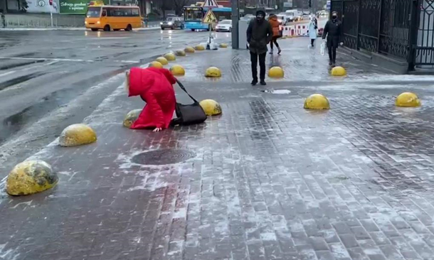 Почти 20 тысяч гривен львовянка отсудила за то, что упала на льду и сломала руку