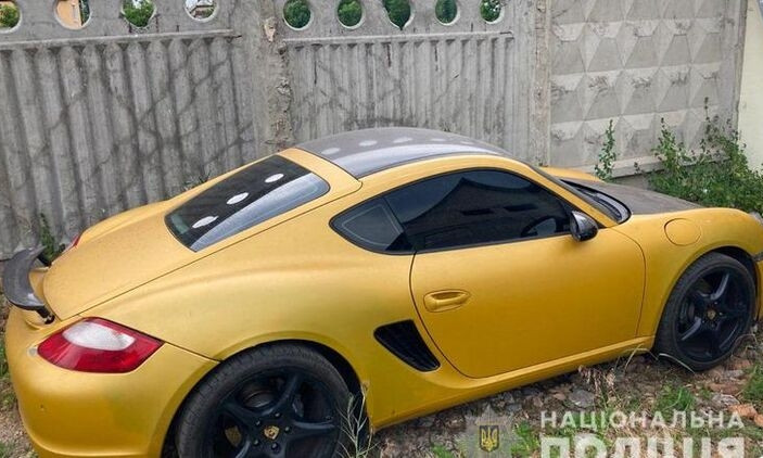 В Киеве приезжий рабочий угнал Porsche на эвакуаторе