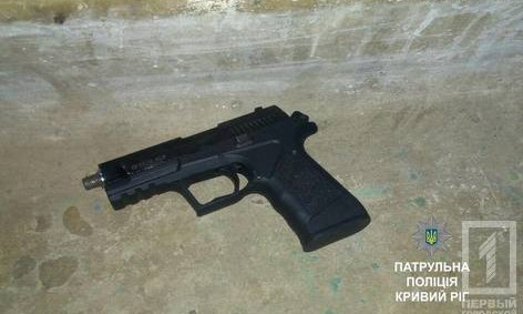В Кривом Роге патрульные задержали двоих молодчиков с оружием