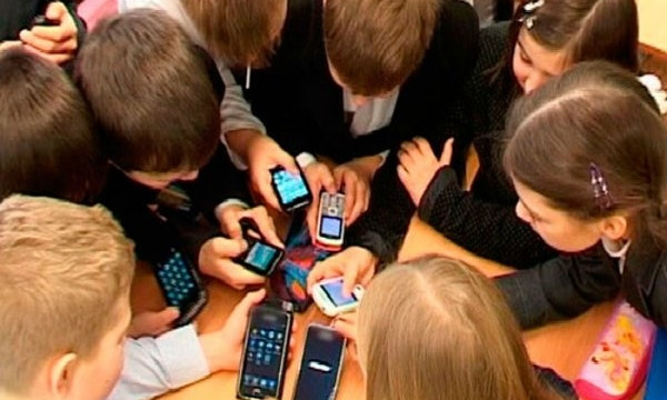В школу - без смартфонов: в Раде зарегистрировали законопроект, который запрещает мобильные телефоны в школах