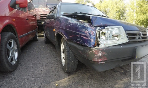 Тройное ДТП в Кривом Роге: столкнулись "ВАЗ-2109", "Mercedes Vito" и "Tatra" 
