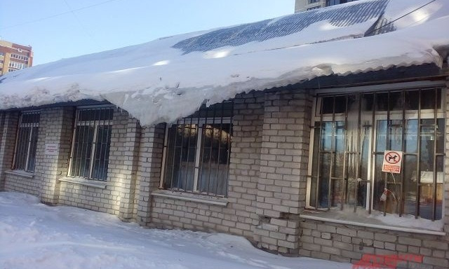 "Ты туда не ходи - сюда ходи!" Глыбы мерзлого снега валятся с крыш