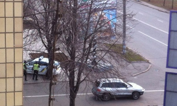Разбитую патрульную машину оперативно эвакуировали с места ДТП