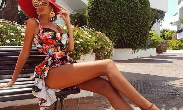 Шпилька - с тормоза, Ламбо - в бассейне: модель Playboy утопила автомобиль