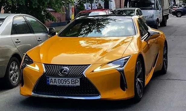 Завхоз Верховной Рады рассекает на Lexus за 2,5 миллиона гривен 