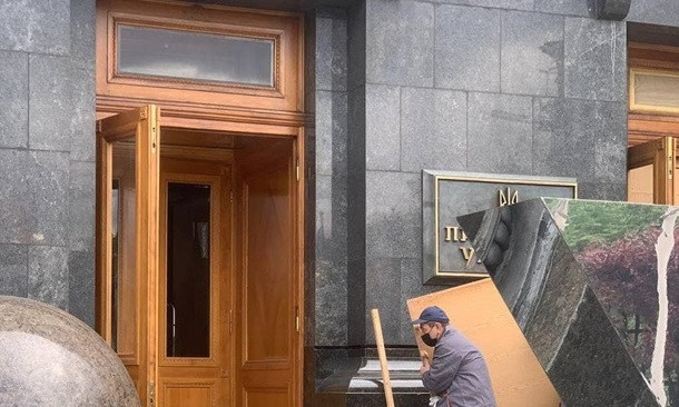 Спустя два месяца в здании Офиса Президента устанавливают двери 