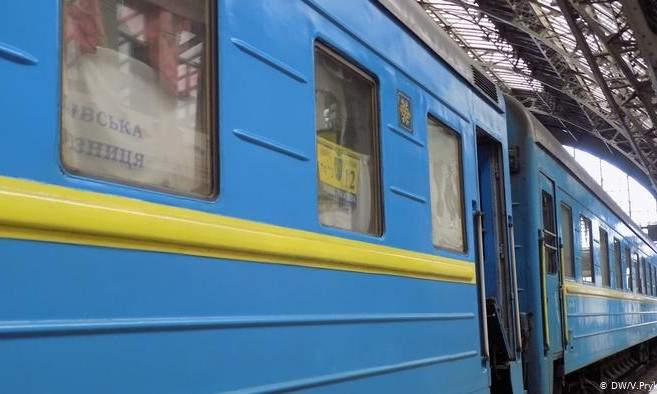 Текла вода с окна, постель вся промокла: в "Укрзализныце" опять отличились сервисом (ФОТО, ВИДЕО)