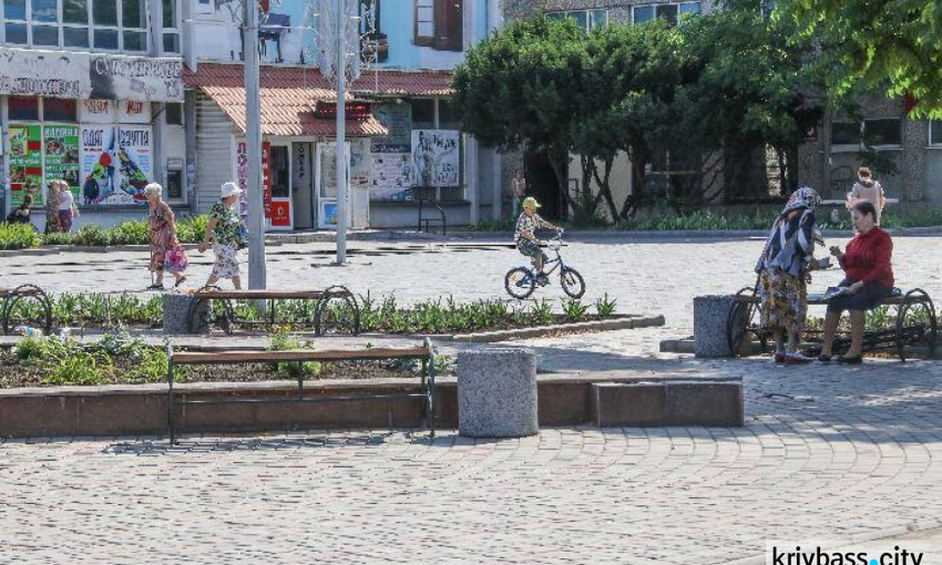 Фотофакт: в Кривом Роге на улице Терещенко появились новые лавочки, урны и фонари