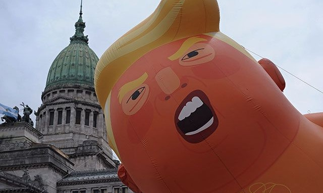 "Грабит американцев!": 16 штатов Америки будут судиться с Трампом 