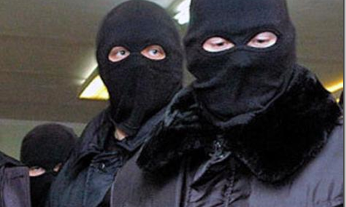 В студию украинского телеканала ворвались вооруженные неизвестные прямо во время эфира (ВИДЕО)