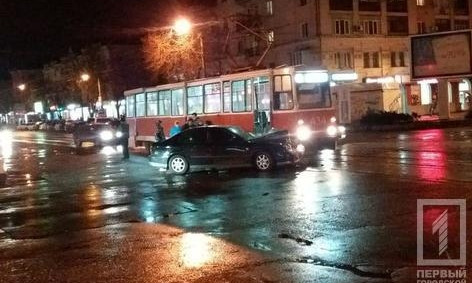 ДТП в Кривом Роге: трамвай столкнулся с иномаркой
