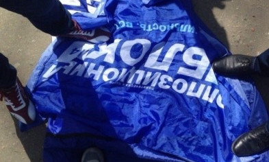 В Кривом Роге велосипедист снес палатку "Оппозиционного блока"