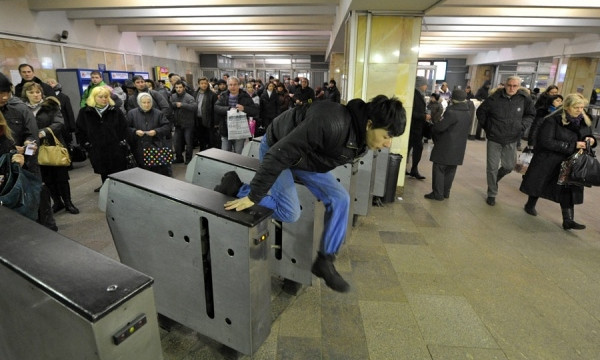 Харьковчане грозятся прыгать через турникеты в метро