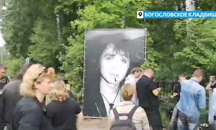 Сотни поклонников Виктора Цоя собрались у его могилы на 30-ю годовщину гибели (ВИДЕО)