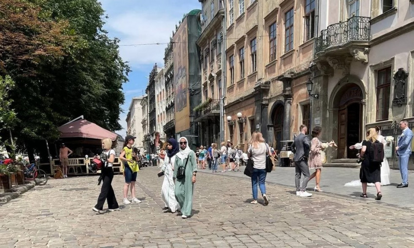 Во Львове полно туристов из Саудовской Аравии: откуда они взялись (ФОТО)