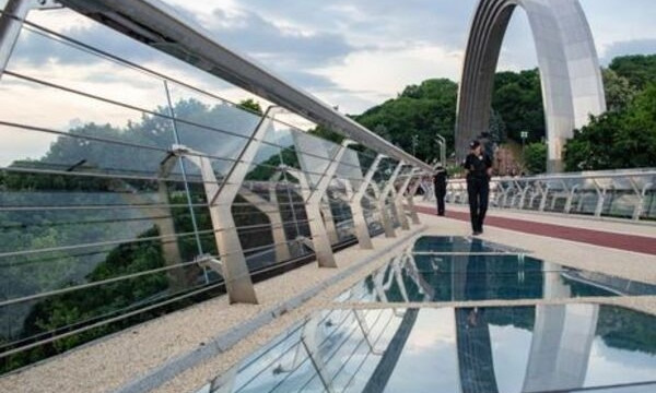 Создатель "стеклянного" пешеходного моста обратился к киевлянам