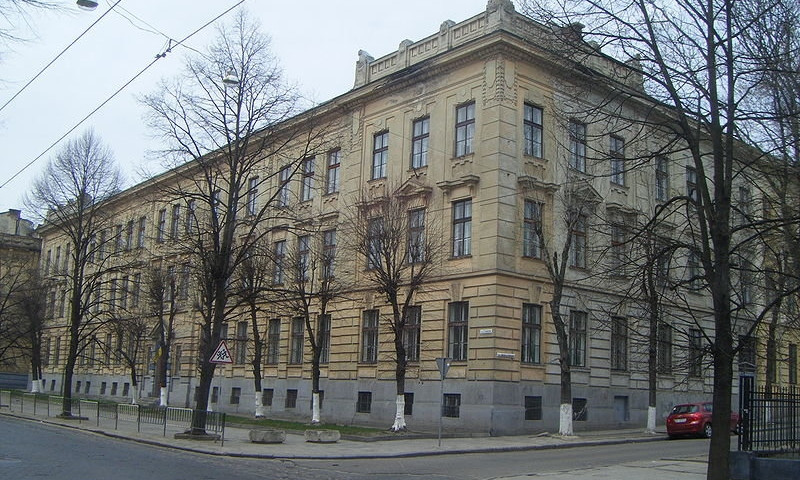 Директорам львовских школ поднимут зарплату до 1 тысячи долларов