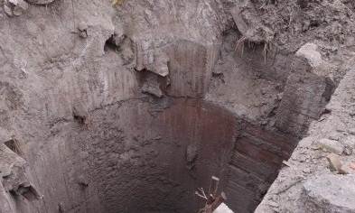 В Кривом Роге стволы недействующих шахт заполняют мусором