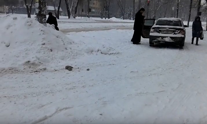 Так в Кривом Роге паркуются батюшки
