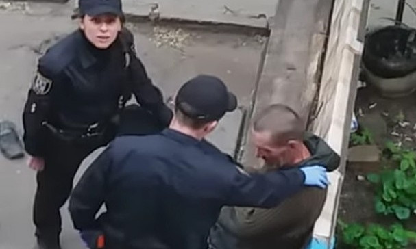 Упала в обморок: бывшей полицейской вынесли приговор за издевательства 