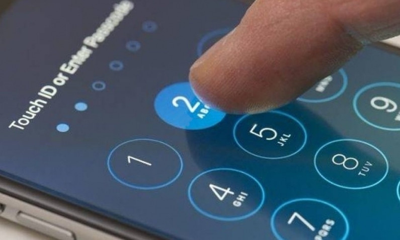 iPhone детям не игрушки! Малыш заблокировал телефон на 47 лет