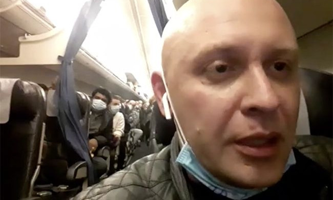 Блогера, который вел репортаж якобы из тотально зараженного самолета, приземлившегося в Борисполе, обвинили в разжигании паники (ВИДЕО)