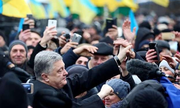 В Запорожье Петр Порошенко сорвал с девушки шапку