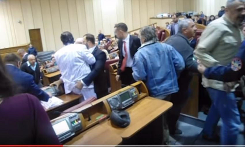 В Кривом Роге депутат взял коллегу за интересное место