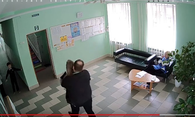 У Тернополі чоловік намагався викрасти зі школи дитину: відео