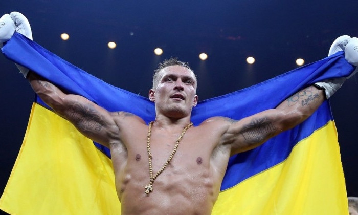 Усик стал абсолютным чемпионом мира, выиграв бой в Москве