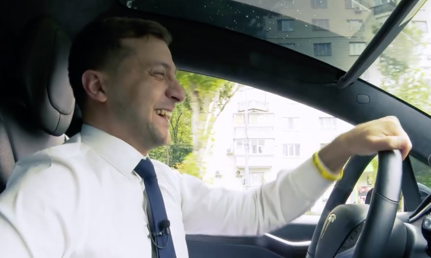 Президент Владимир Зеленский записал новое видео за рулем Tesla 